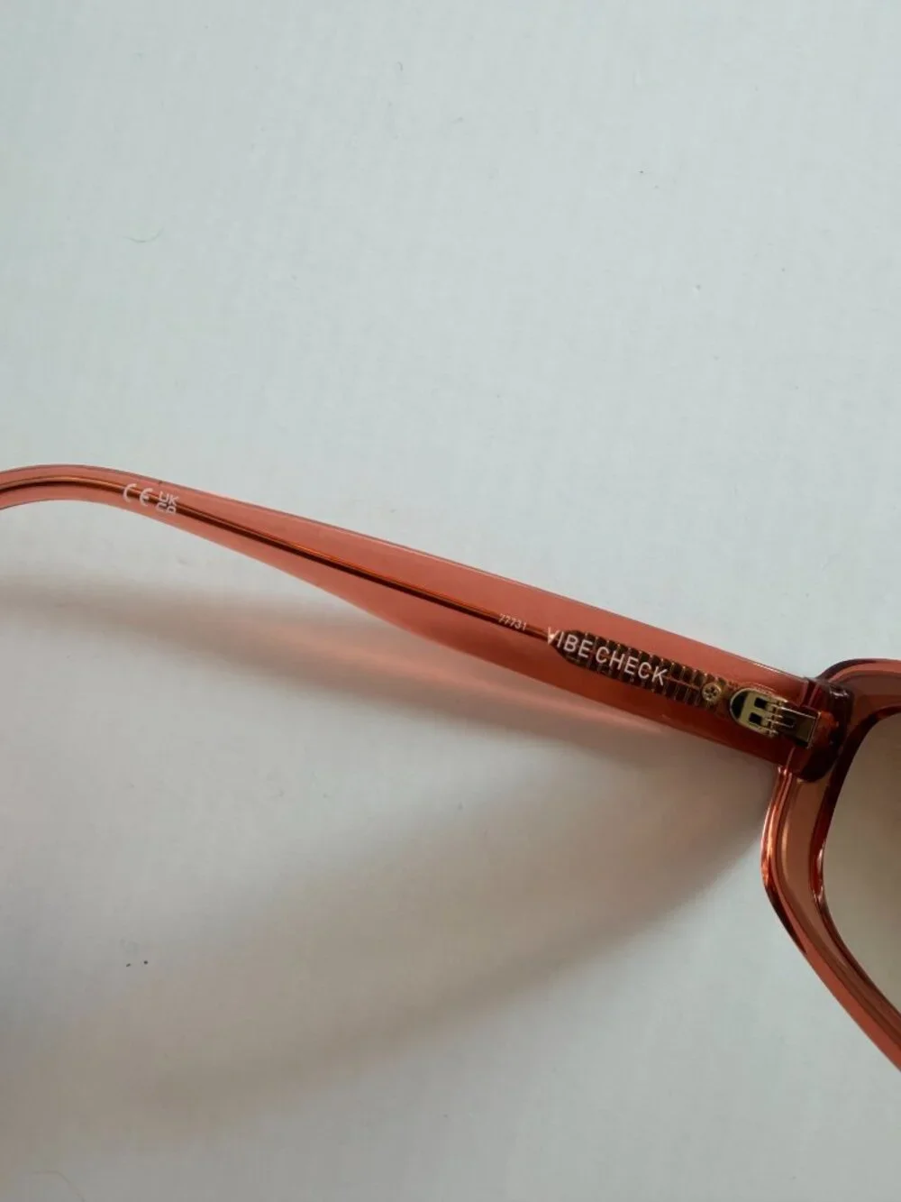 Quay Vibe Check Sunglasses 77731 in Rose